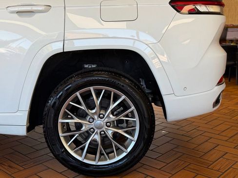 Used 2022 Jeep Grand Cherokee Summit w/ Luxury Tech Group V AWD/4WD image 14