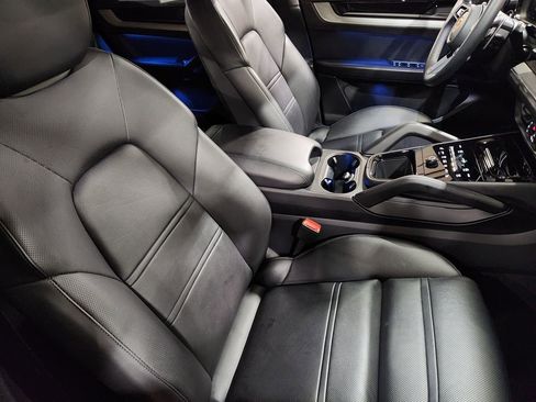 Used 2024 Porsche Cayenne image 31