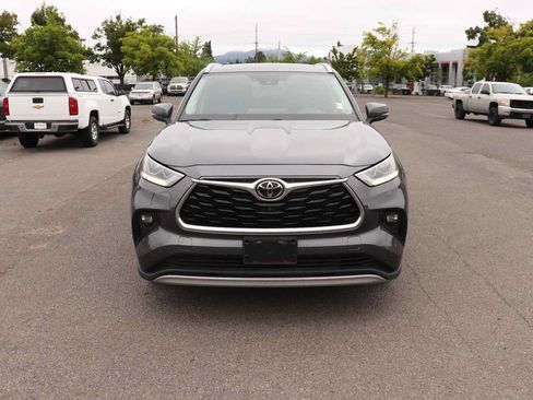 Used 2021 Toyota Highlander Platinum AWD/4WD image 2