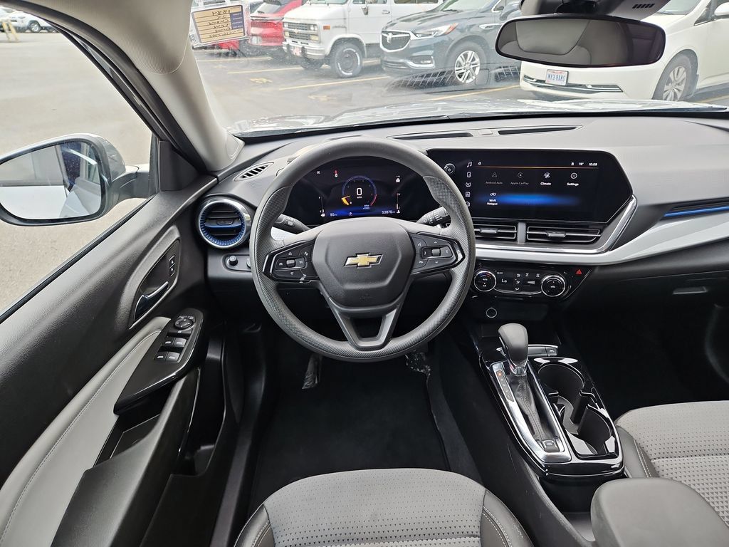 Used 2025 Chevrolet Trax LT FWD image 13