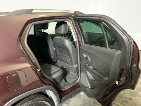 Used 2022 Chevrolet Trax LT w/ LT Convenience Package image 22