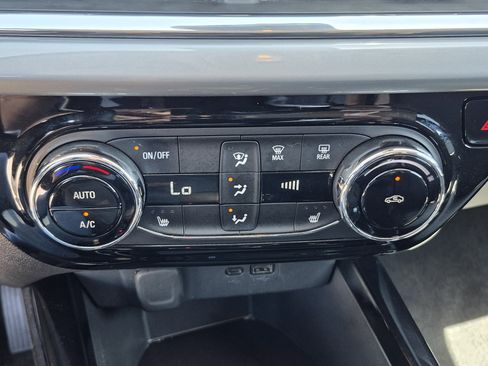Used 2025 Chevrolet Trax LT w/ LT Convenience Package FWD image 30