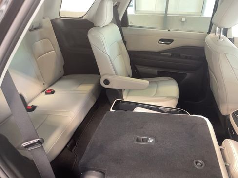 Used 2025 Nissan Pathfinder SL w/ SL Premium Package AWD/4WD image 25
