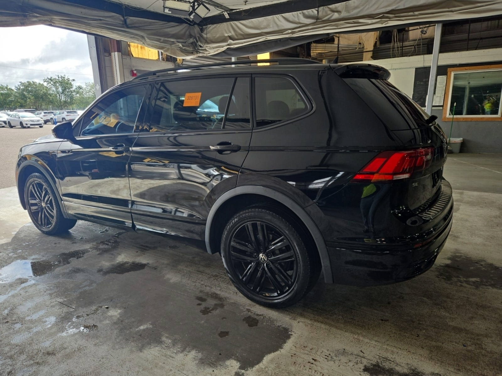 Used 2022 Volkswagen Tiguan SE R-Line FWD image 3
