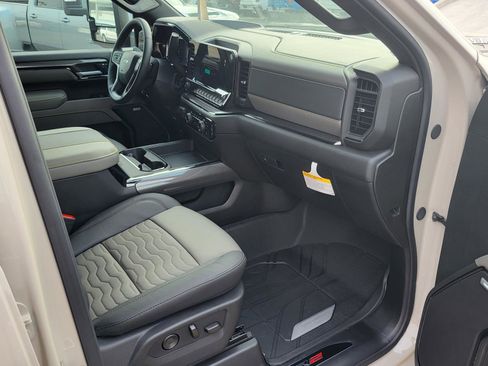 New 2026 Chevrolet Silverado 2500 ZR2 AWD/4WD image 9