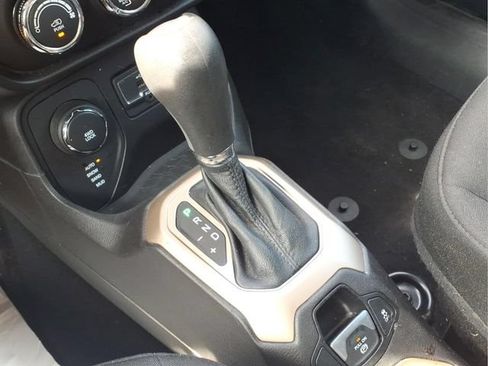 Used 2017 Jeep Renegade Latitude AWD/4WD image 11