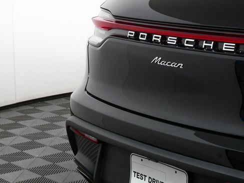 Certified 2022 Porsche Macan AWD image 37