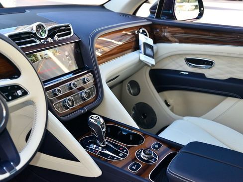 Used 2023 Bentley Bentayga Extended Wheelbase image 12