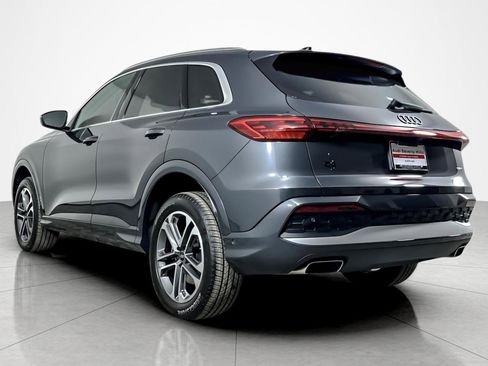 Used 2025 Audi Q5 Premium w/ Convenience Package image 3