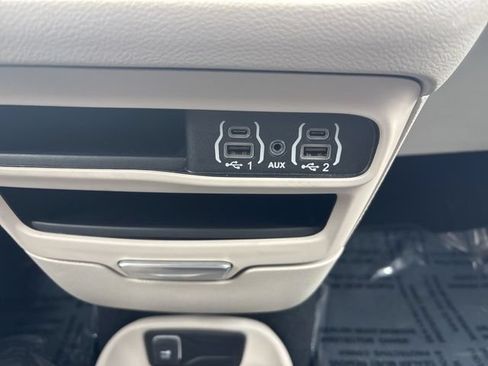 Used 2024 Chrysler Pacifica Touring-L FWD image 38