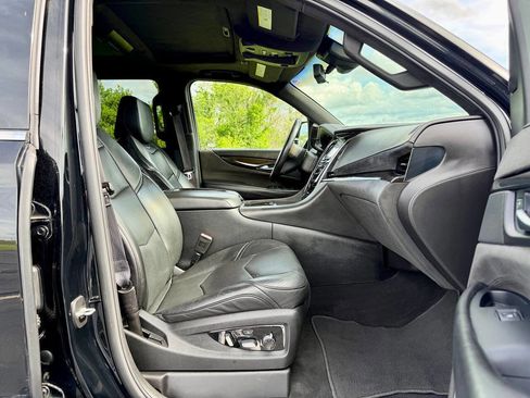 Used 2017 Cadillac Escalade Platinum AWD/4WD image 26
