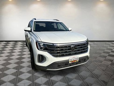 Used 2024 Volkswagen Atlas SE AWD/4WD image 2