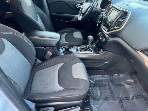 Used 2017 Jeep Cherokee Sport image 24