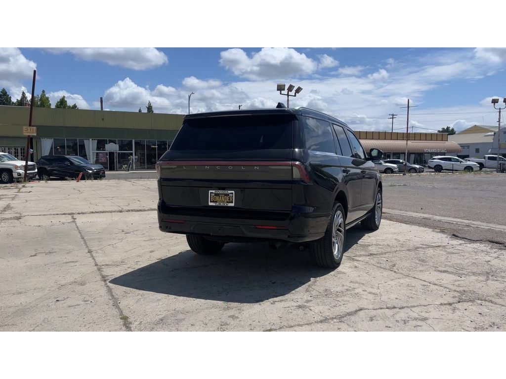 Used 2025 Lincoln Navigator Reserve AWD/4WD image 2
