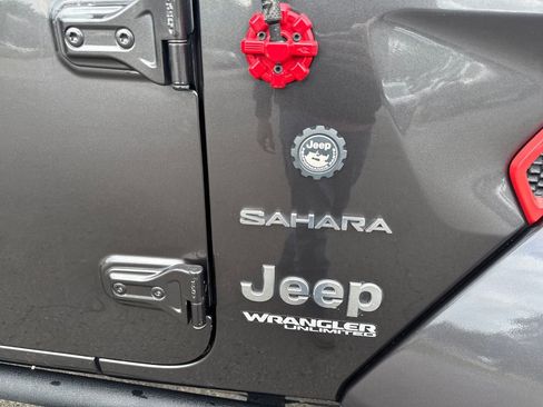 Used 2018 Jeep Wrangler Unlimited Sahara AWD/4WD image 44