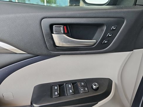 Used 2019 Toyota Highlander Limited FWD image 4