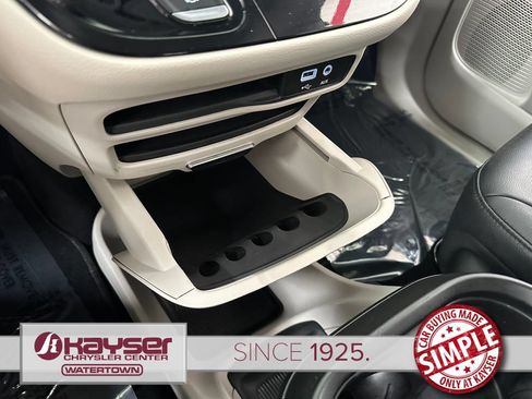 Used 2020 Chrysler Pacifica Touring-L FWD image 30