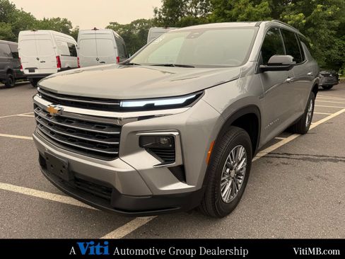Used 2025 Chevrolet Traverse LT w/ Driver Confidence Package AWD/4WD image 4