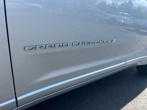 Used 2023 Jeep Grand Cherokee Overland w/ Advanced Protech Group III AWD/4WD image 34