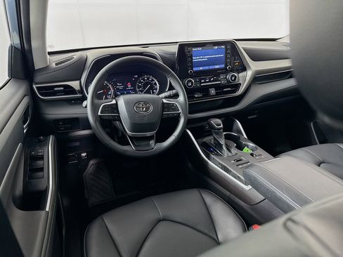 Used 2022 Toyota Highlander XLE AWD/4WD image 22