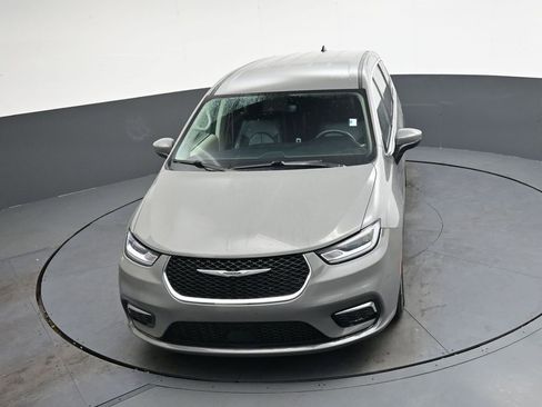 Used 2023 Chrysler Pacifica Touring-L image 32