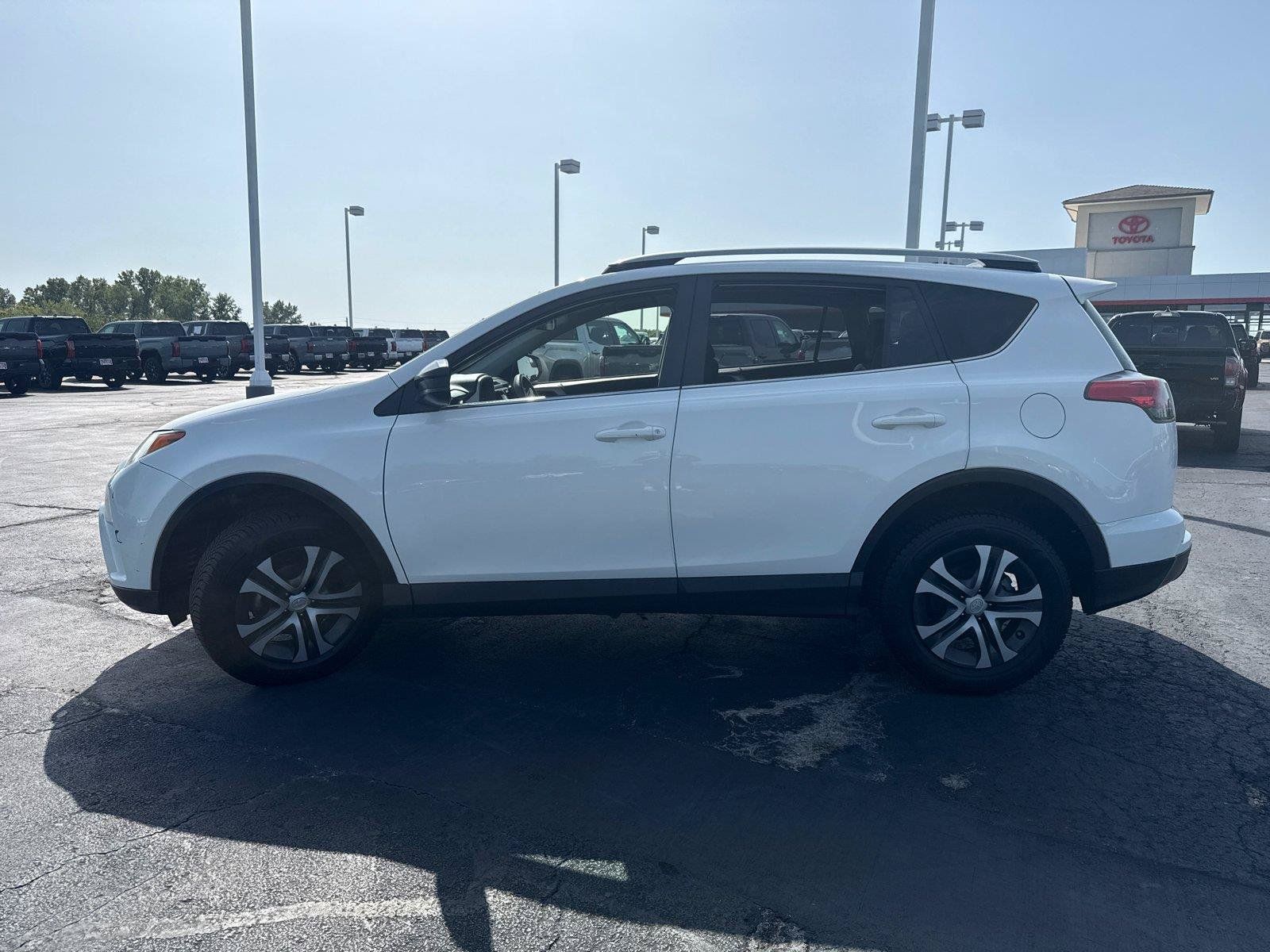 Used 2018 Toyota RAV4 LE w/ Carpet Mat Package AWD/4WD image 5