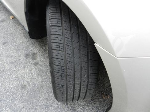 Used 2018 Ford Taurus SE image 18