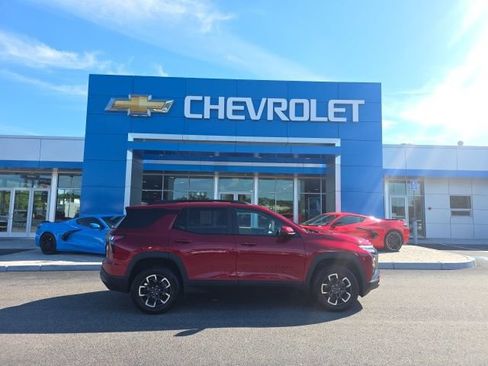 Used 2025 Chevrolet Equinox ACTIV AWD/4WD image 2