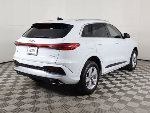 Used 2025 Audi Q5 Premium w/ Convenience Package image 5