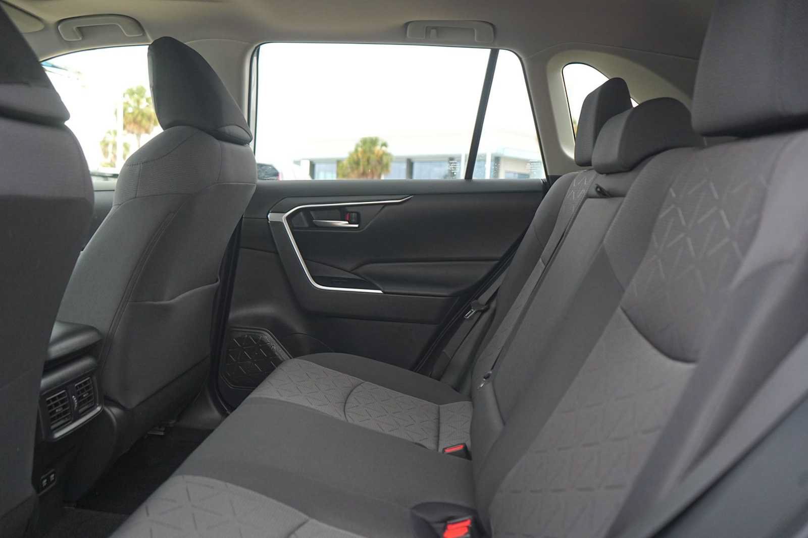 Used 2021 Toyota RAV4 XLE w/ Convenience Package FWD image 14