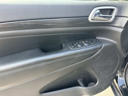 Used 2020 Jeep Grand Cherokee Laredo AWD/4WD image 15