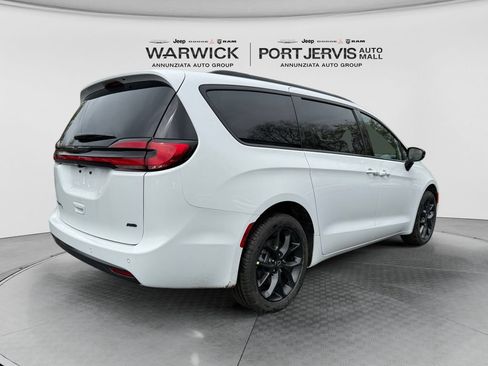 New 2026 Chrysler Pacifica Select AWD/4WD image 5