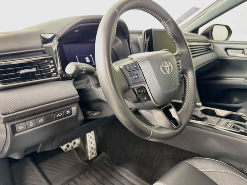 Used 2025 Toyota Camry SE w/ Convenience Package FWD image 4