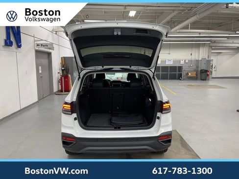 Used 2025 Volkswagen Taos SE image 9