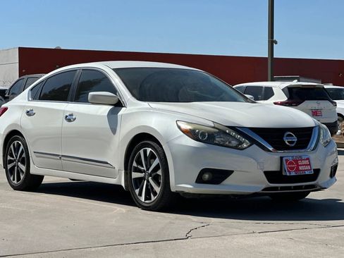 Used 2016 Nissan Altima 2.5 SR w/ LED Appearance Package image 10