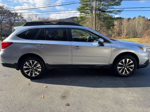 Used 2017 Subaru Outback 2.5i Limited image 3