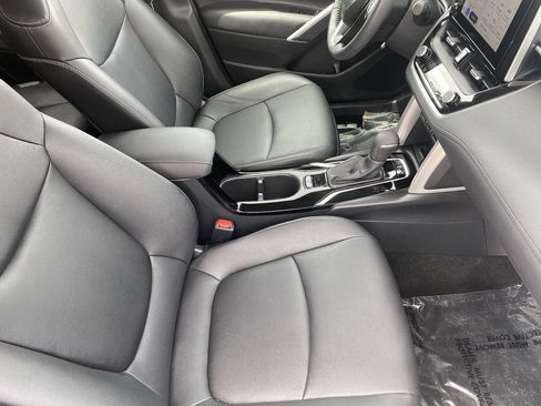 Certified 2024 Toyota Corolla Cross XLE w/ Convenience Package FWD image 16