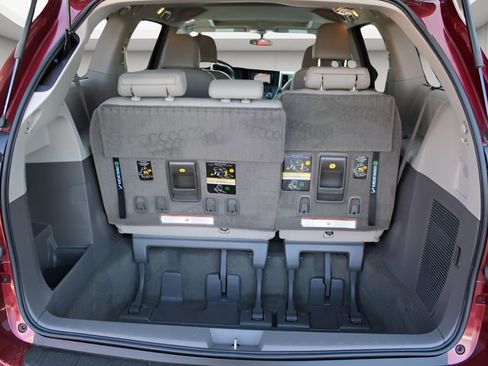 Used 2017 Toyota Sienna XLE w/ XLE Navigation Package FWD image 20