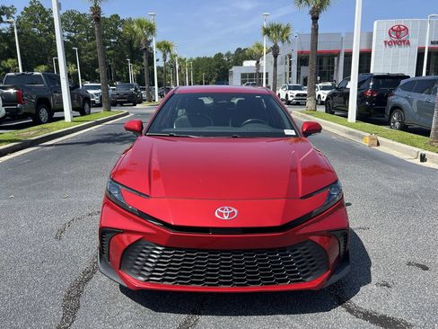 Used 2025 Toyota Camry SE FWD image 3