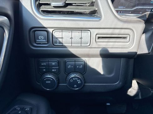 Used 2024 Chevrolet Suburban LT AWD/4WD image 19
