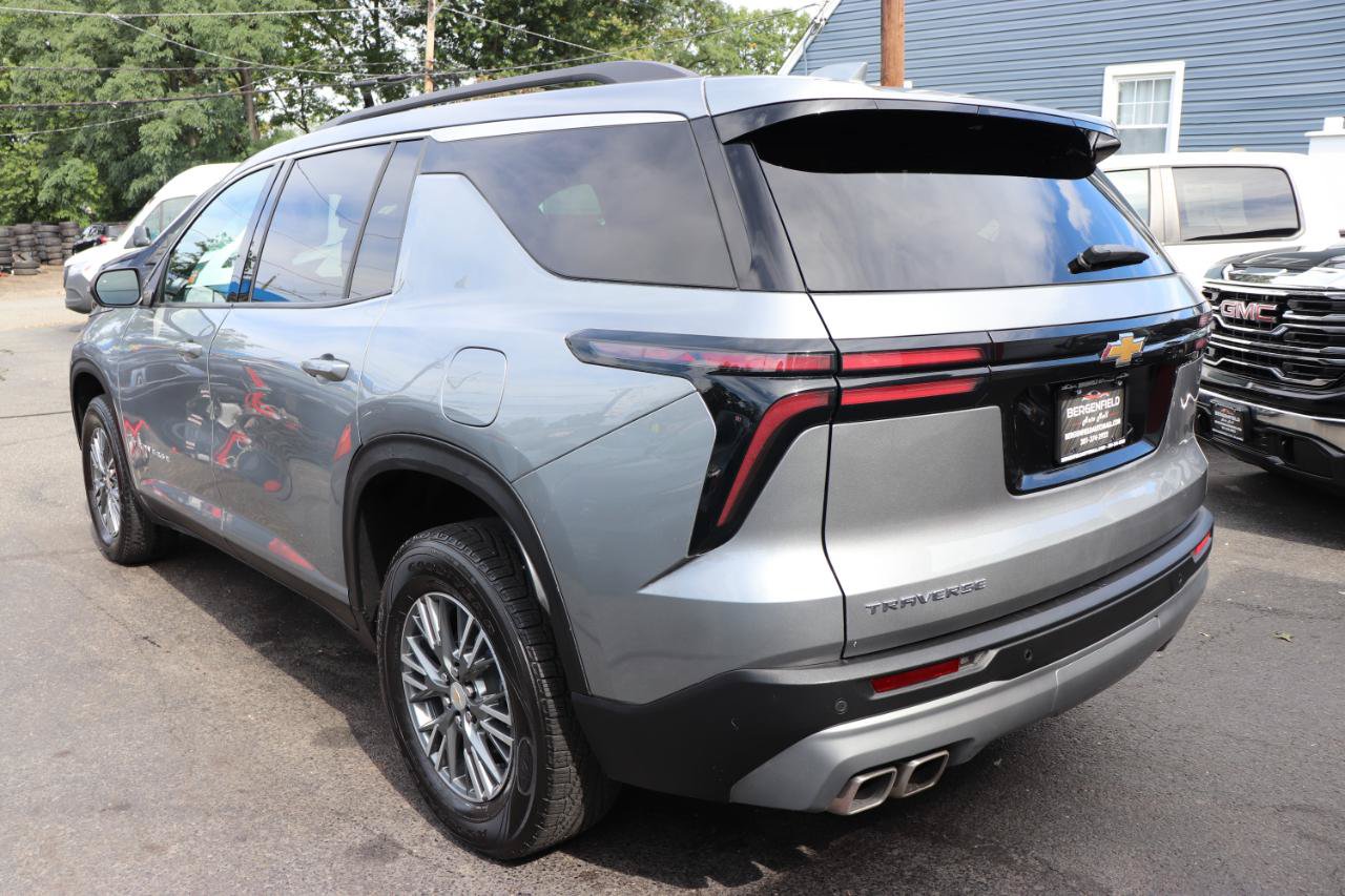Used 2025 Chevrolet Traverse LT FWD image 3