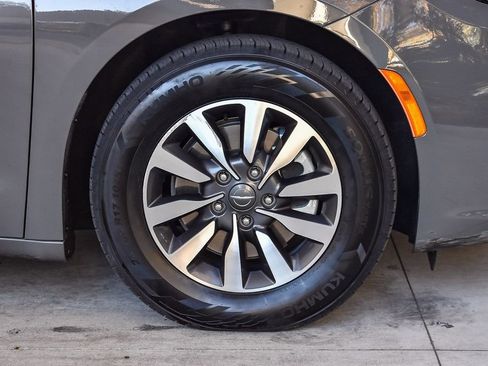 Used 2022 Chrysler Pacifica Touring-L image 10