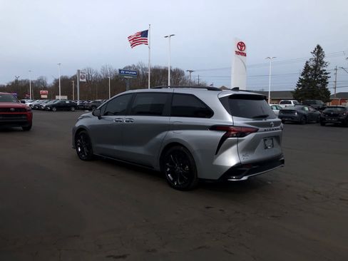 Certified 2025 Toyota Sienna XSE image 3