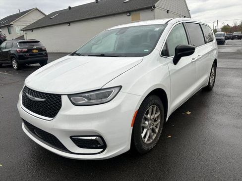 Certified 2024 Chrysler Pacifica Touring-L image 10