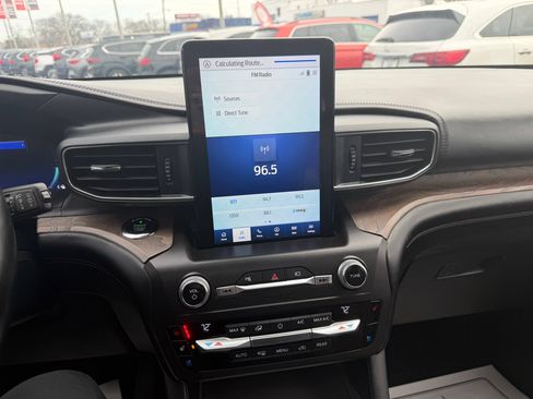 Used 2020 Ford Explorer Platinum w/ Premium Technology Package image 12