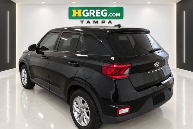 Used 2026 Hyundai Venue SE FWD image 2