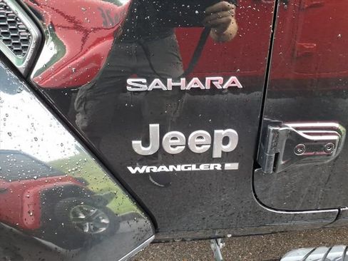 Used 2023 Jeep Wrangler Unlimited Sahara AWD/4WD image 5