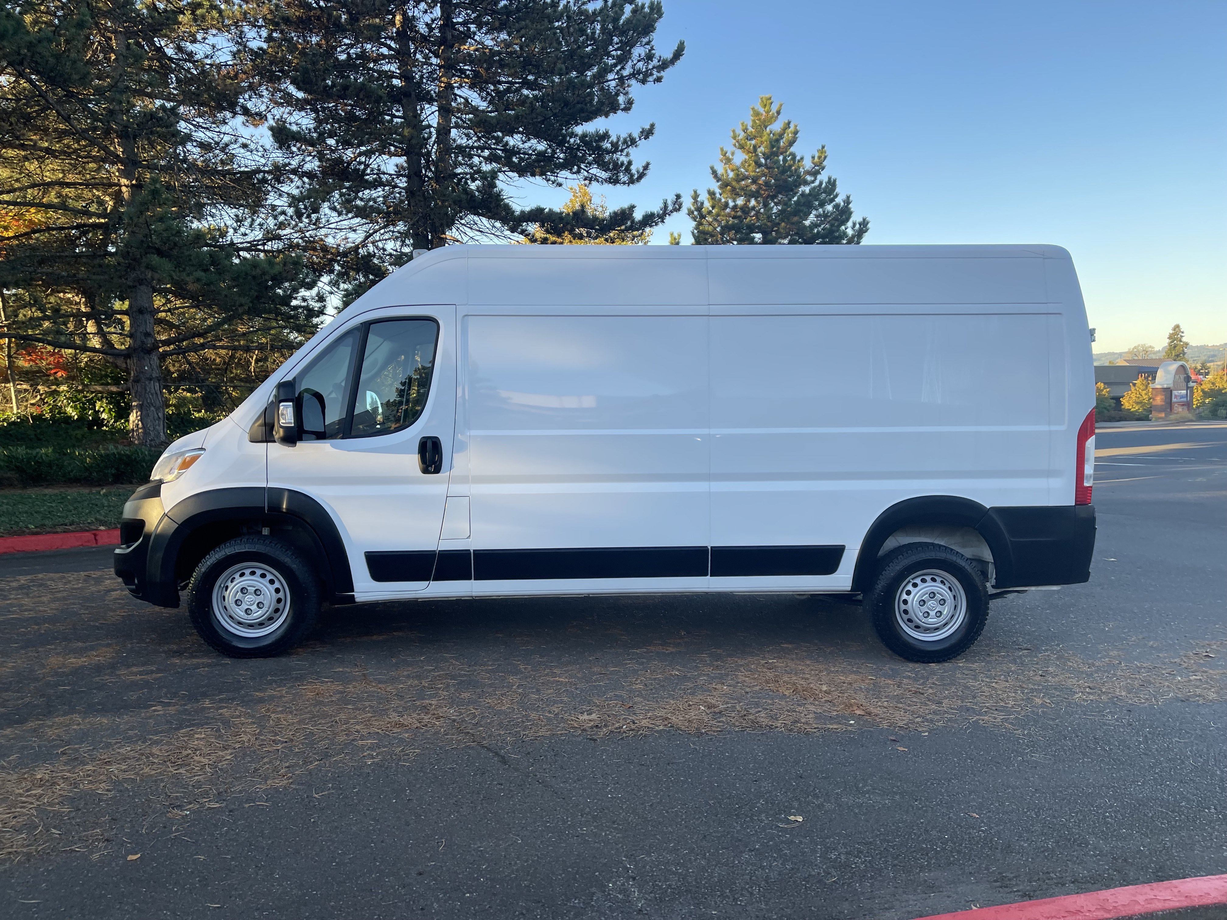 Used 2025 RAM ProMaster 2500 w/ Convenience Group FWD image 2
