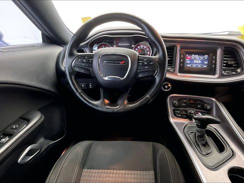 Used 2015 Dodge Challenger SXT w/ Driver Convenience Group RWD image 4