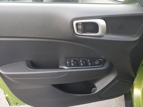 Used 2024 Hyundai Venue SEL FWD image 11